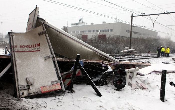 OSS - In Oss is donderdag een vrachtwagen tegen een trein gebotst. Door de aanrijding zijn drie inzittenden van de trein lichtgewond geraakt. Foto ANP