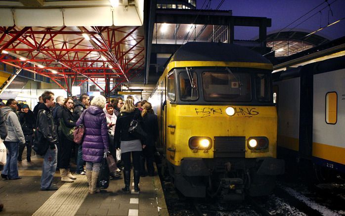 UTRECHT - Drukte op station Utrecht CS, donderdagavond. De treinen rijden vrijdagochtend volgens de normale dienstregeling. Foto ANP