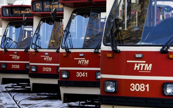 DEN HAAG - De Haagse trams staan maandagochtend allemaal in de remise. Vanwege de sneeuwval reden er geen trams. Het openbaar vervoer kende opnieuw forse problemen door het winterse weer. Foto ANP