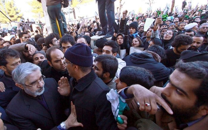 Mousavi (links) in de stad Qom op de begrafenis van de geestelijke Hossein Ali Montazer. Foto EPA