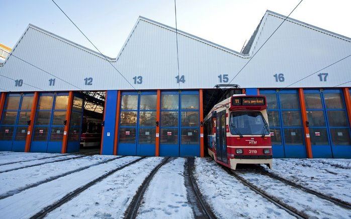 DEN HAAG – Een Haagse tram stond maandagochtend werkeloos in de remise. Vanwege de sneeuwval reden er gisteren geen trams in de hofstad. Foto ANP