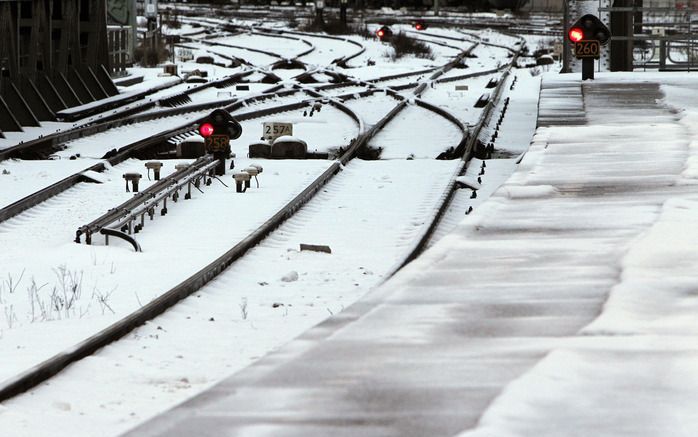 HILVERSUM - Om extreme problemen op het spoor door barre weersomstandigheden op te lossen, zijn extra investeringen nodig. Het huidige spoorsysteem is namelijk niet opgewassen tegen de ontregelingen van de afgelopen dagen. Dit zei president-directeur Bert