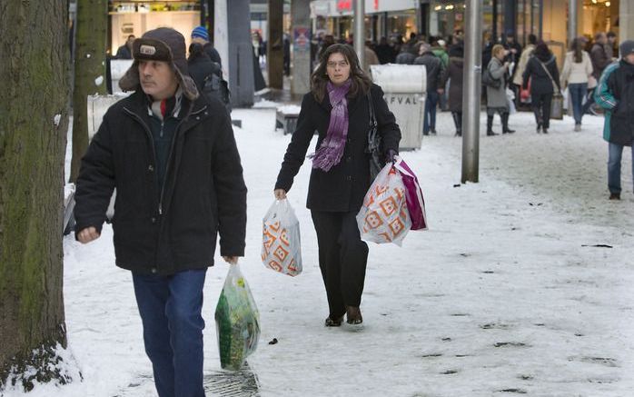 AMSTERDAM – Na een aarzelend begin door het wintserse weer van de afgelopen dagen zijn de Nederlanders woensdag alsnog massaal naar de winkels getrokken om boodschappen te doen voor de kerst. De verwerker van pintransacties Equens noteerde het hoogste aan