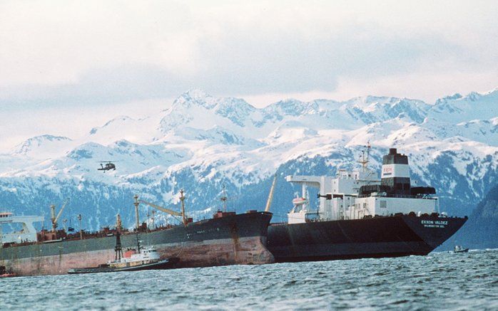 De Exxon Valdez (r) pompt olie over in de Exxon Baton Rouge, nadat de Exxon Valdez op een rif is gevaren, mei 1989. Foto EPA