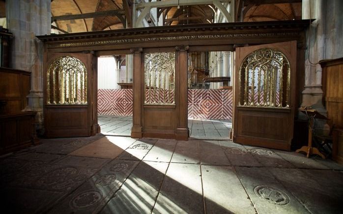 AMSTERDAM - „Het zou onder reformatorische christenen slecht gesteld zijn met de katholieke breedte.” Op de foto de Oude Kerk te Amsterdam. Op het koorhek staat: „Men moet om Godes dienst en kenniss' reyn te houwen op 's Woords gront nu voortaan, geen men