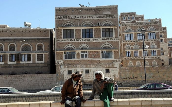 Twee mannen in de Jemenitische hoofdstad Sana'a. Foto EPA