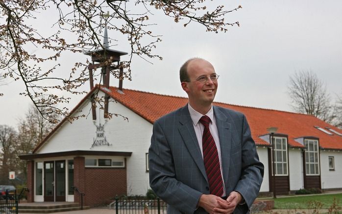 Voor de pastorie van ds. L. P. Blom in Hulshorst staat een boom in bloei. „Ik houd er rekening mee dat de wederkomst dichtbij is, maar aan het voorjaar gaat een strenge winter vooraf.” Foto RD, Anton Dommerholt