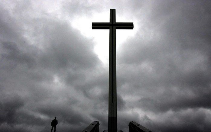 Een opgericht kruis bij het Ierse Armagh. Daly was aartsbisschop van Armagh en van 1990 tot 1996 kerkvorst van heel Ierland. Foto EPA