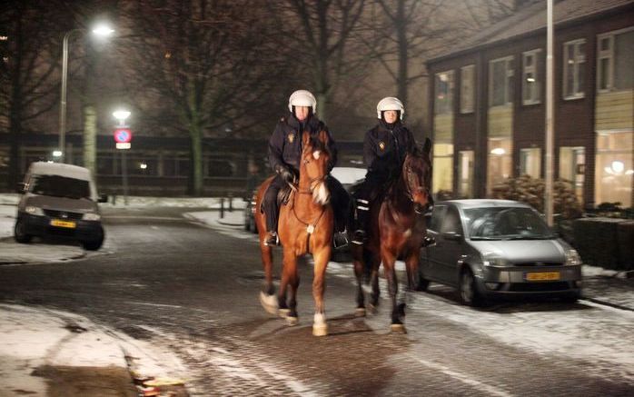 CULEMBORG – Politie te paard maandagavond in de wijk Terweijde in Culemborg. De aanblik van de wijk was gisteren, na ongeregeldheden de afgelopen dagen, allesbehalve normaal. ME-busjes en politieagenten waren zichtbaar aanwezig. ’s Avonds bleef het rustig