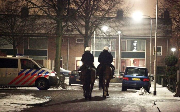 Politie te paard maandagavond in de wijk Terweijde in Culemborg. Foto ANP