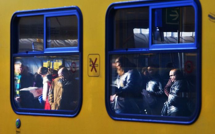 UTRECHT– Treinreizigers hebben dezer dagen te maken met vollere treinen en op het traject tussen Rotterdam en Amersfoort rijden voorlopig minder treinen. Dat komt doordat in december veel treinen kapot zijn gegaan door de sneeuwval en er een achterstand i