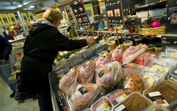 AMSTERDAM – Ondanks de economische crisis groeide de omzet van Nederlandse supermarkten in 2009 met 5,4 procent. Per kassabon steeg de omzet echter nauwelijks. Dat maakte marktonderzoeksbureau GfK woensdag bekend. De totale omzet kwam uit op 31,66 miljard