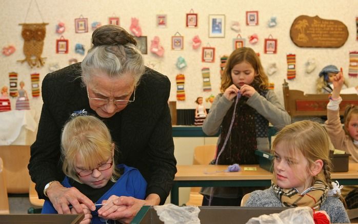 UDDEL – J. de Kruijff (71) viert vrijdag haar 40-jarig jubileum als handwerkjuf van de reformatorische Rehobothschool in het Veluwse plaatsje Uddel. „Het werk geeft veel voldoening door de omgang met de kinderen. In de vakanties zie ik ernaar uit om naar 