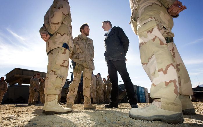 DEN HAAG – Het kabinet buigt zich vrijdag weer over het vervolg op de missie in Uruzgan. De ministers doen er goed aan terdege rekening te houden met de eisen die de Kamer heeft gesteld, adviseren deskundigen. Foto: Staatssecretaris De Vries in Uruzgan. F