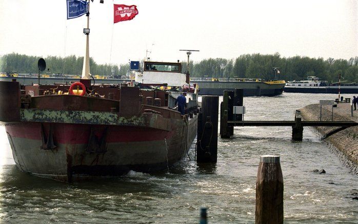 ROTTERDAM – Medewerkers van de binnenvaart hebben een nieuwe cao. Dat maakten de vakbonden en de werkgeversorganisaties donderdag bekend. De nieuwe cao voorziet onder meer in een loonsverhoging van 0,5 procent in april dit jaar. Foto ANP