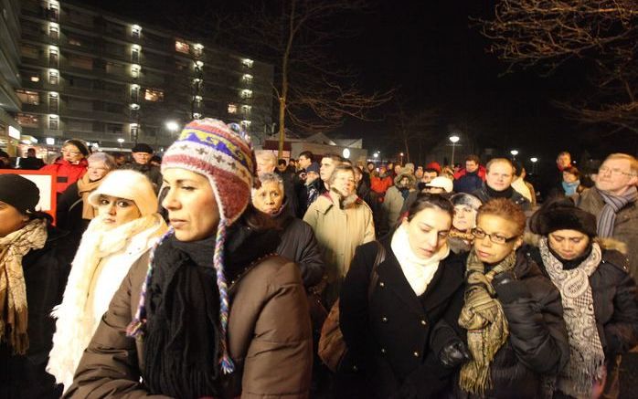 CULEMBORG – Ongeveer tweehonderd mensen hebben donderdagavond in de wijk Terweijde in Culemborg een ’verzoeningstocht’ gelopen. Ook burgemeester Roland van Schelven en een aantal wethouders en raadsleden liepen mee. Foto ANP