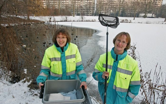 EDE – De zussen Ellen (l.) en Marjo Hertgers rijden op de dierenambulance Gelderse Vallei. Over klussen hebben ze niet te klagen. Door de kou raken vogels en viervoeters in de problemen. „Ons werk draait op giften en donaties. Subsidie krijgen we niet en 