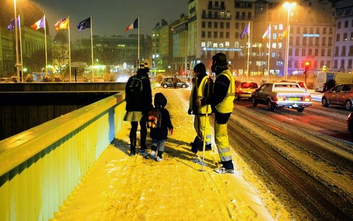 LYON - Gemeentewerkers maken de straten schoon in Lyon, Frankrijk. Hevige sneeuwval zorgde voor chaotische taferelen in Frankrijk. Foto EPA