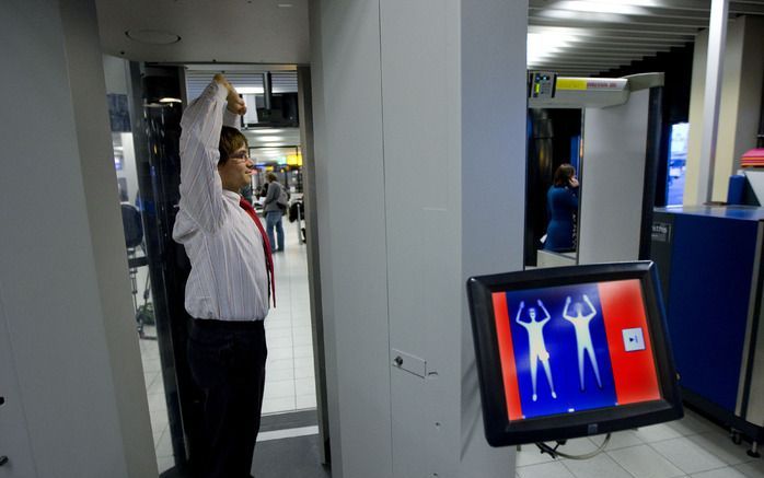 Nederland gaat Duitse software gebruiken bij een proef met de bodyscanner op Schiphol. Foto ANP