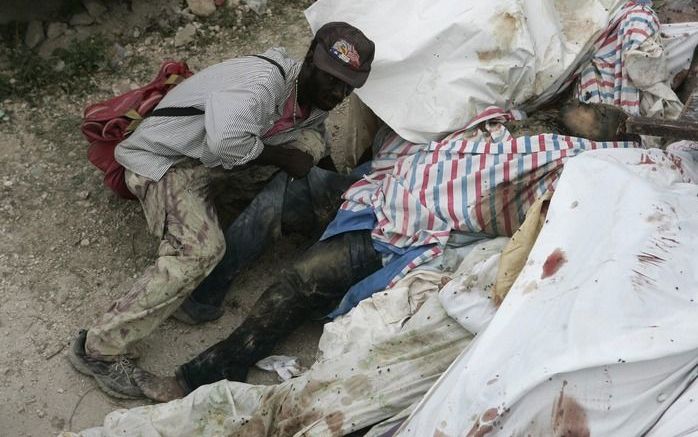 PORT-AU-PRINCE - De straten van de hoofdstad liggen nog steeds bezaaid met lichamen. Foto EPA