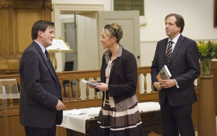 DEN HAAG - De overhandiging van Kennedy's boek aan Pechtold en ds. Haasnoot. Foto Christiaan Zielman