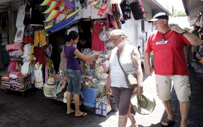 Toeristen op een kunstmarkt in Kuta op Bali. Indonesië gaat dit jaar flink inzetten op toename van het toerisme vanuit Nederland. Kwamen vorig jaar 130.000 Nederlandse vakantiegangers naar de ”gordel van smaragd”, dit jaar hoopt het eilandenrijk 200.000 N