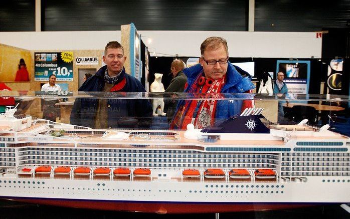 SCHIPHOL RIJK – Exposanten op de Vakantiebeurs hebben het afgelopen weekeinde 31.205 euro bij elkaar gebracht tijdens een speciale reisveiling voor de slachtoffers van de aardbeving in Haïti. Foto EPA