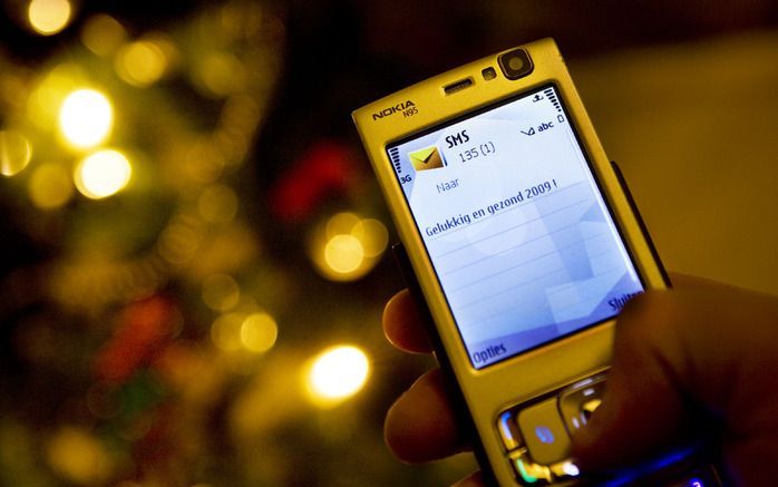 RIJSWIJK – Er moet een einde komen aan misleidende sms–diensten voor jongeren. Uit onderzoek blijkt dat een kwart van de jongeren wel eens is opgezadeld met een ongewild abonnement op een sms–dienst. Foto ANP