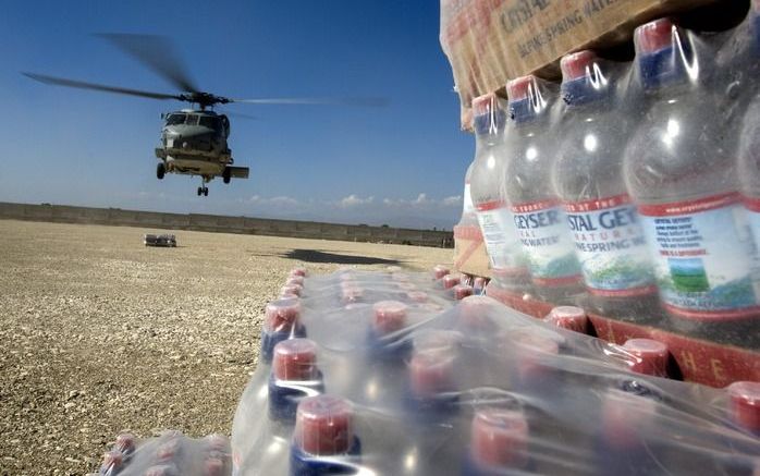 CITÉ SOLEIL – Een Amerikaanse helikopter leverde maandag hulpgoederen af in de buurt van de Haïtiaanse hoofdstad Port-au-Prince. De Haïtiaanse regering zei gisteren dat het dodental als gevolg van de verwoestende aardbeving van vorige week tot boven de 20