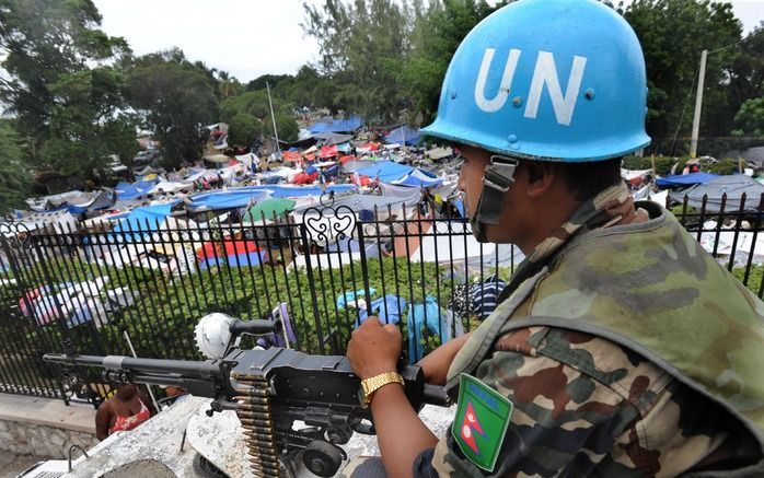 NEW YORK – In het hoofdkwartier van de Verenigde Naties in New York zijn dinsdag de zeker 47 medewerkers van de volkerenorganisatie herdacht die door de verwoestende aardbeving in Haïti om het leven zijn gekomen. Foto EPA