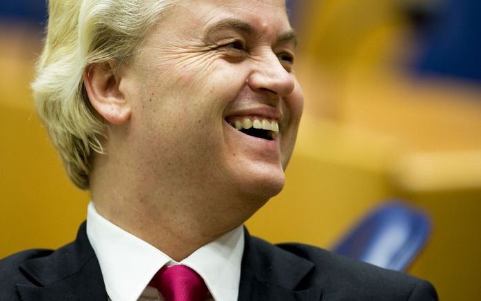 AMSTERDAM – PVV–leider Wilders is woensdagochtend even voor half negen waarschijnlijk aangekomen bij de rechtbank in Amsterdam. Op dat tijdstip arriveerden drie snelle auto’s met zwaailicht en sirene. Wilders zelf was niet te zien. Voor de rechtbank stond