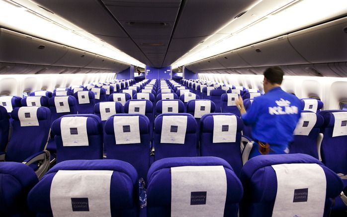 AMSTERDAM – Dikke mensen die willen vliegen met luchtvaartmaatschappijen KLM en Air France moeten binnenkort mogelijk dubbel gaan betalen. Want mensen die niet goed in een stoel passen, moeten een tweede ticket boeken. Dat heeft een woordvoerster van KLM 