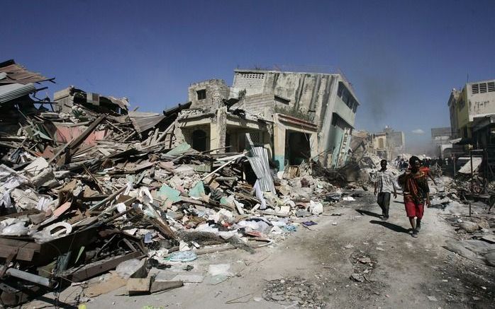 APELDOORN – Zonder internet zou communicatie met het rampgebied in Haïti vrijwel onmogelijk zijn. Waar de telefoon het laat afweten, brengt een enkeling via skype, twitter en e-mail zijn verhaal naar buiten. Foto EPA