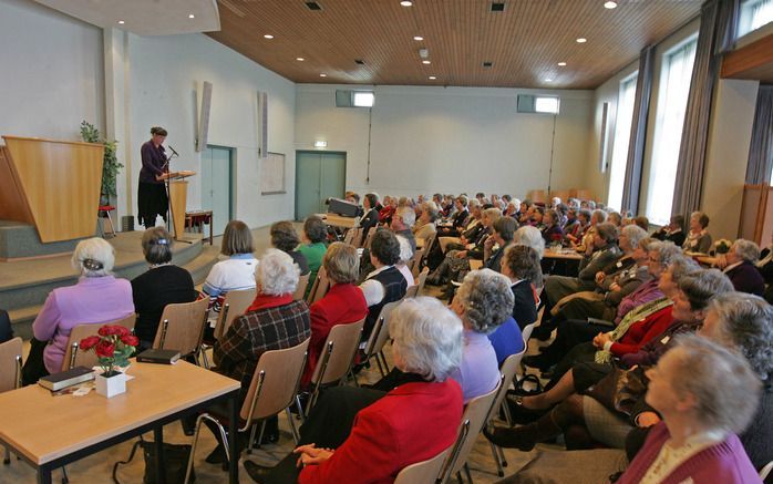 WADDINXVEEN – De hervormde vrouwenbond belegt de komende tijd een aantal bijeenkomsten rond het thema ”Geloof waar je uit leeft”. In Waddinxveen sprak woensdag ds. C. H. Hoogendoorn. Foto RD, Anton Dommerholt