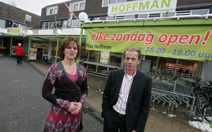 Quido en Hanny Hoffman voor hun superplus in Deventer (Colmschate). - Beeld RD, Anton Dommerholt