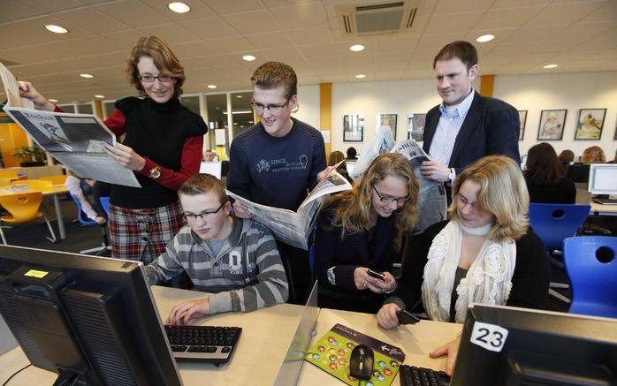 GOUDA – Vier leerlingen en twee jonge docenten van het Driestar College in Gouda zijn het over één ding eens: „Hoe kleiner de krant, hoe sneller je ’m pakt.” Foto v.l.n.r.: lerares Janneke Westerink, Martijn Bassa, Martijn van Maurik, Leandra Terlouw, ler