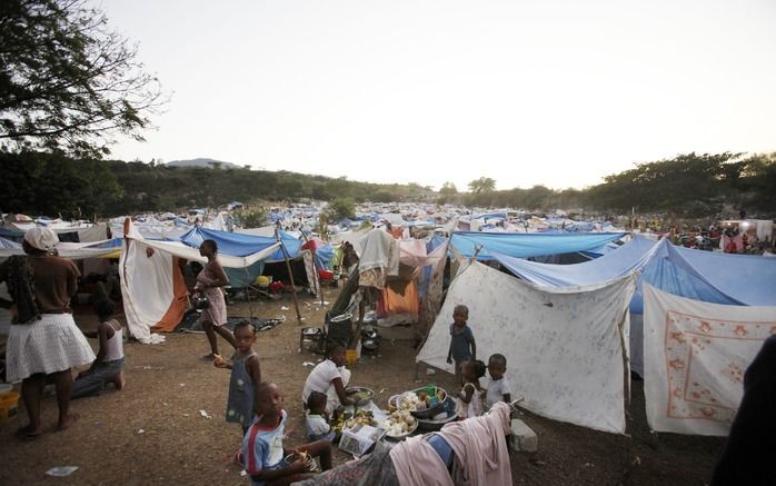 Midden in de Haïtiaanse hoofdstad Port-au-Prince zijn op diverse plaatsen enorme zelfgemaakte tentenkampen verrezen waar slachtoffers van de aardbeving een tijdelijk onderkomen hebben. - Foto ND, Jaco Klamer