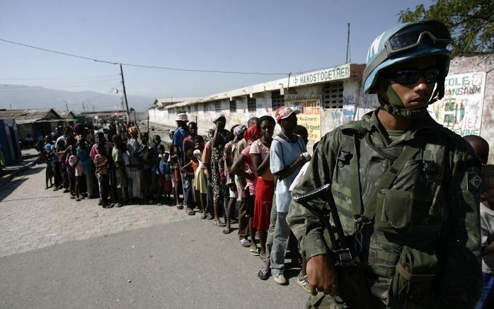 Haïtianen in de rij voor een voedseldistributiepunt van de Verenigde Naties in Port-au-Prince. Foto EPA