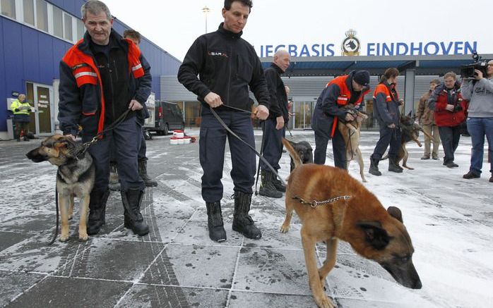 EINDHOVEN - Het Nederlandse reddingsteam voor vertrek naar Haiti op het militaire vliegveld in Eindhoven. Het zogeheten Urban Search And Rescue Team bestaat uit zestig mensen en snuffelhonden. Ze hielpen bij het opsporen van de duizenden mensen die onder 