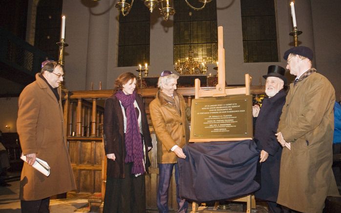 AMSTERDAM – Minister Plasterk (OCW) (m.) gaf maandag het startsein voor een grootscheepse restauratie van de Portugese Synagoge in Amsterdam. De synagoge beschikt over de oudste Joodse bibliotheek ter wereld, de Ets Haim. Het project duurt naar verwachtin