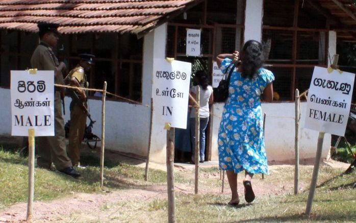 COLOMBO – Oppositieleider Sarath Fonseka heeft tijdens de presidentsverkiezingen op Sri Lanka dinsdag niet kunnen stemmen. Zijn naam ontbrak op de lijst van stemgerechtigden. Foto EPA