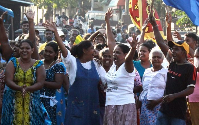 COLOMBO - Honderden zwaarbewapende militairen hebben woensdag het hotel omsingeld waar de Sri Lankaanse oud–legerleider en presidentskandidaat Sarath Fonseka zich ophoudt. Dat heeft een legerwoordvoerder gemeld. Foto EPA