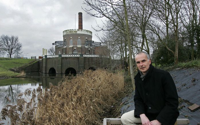 Directeur Gerald Wilmink van Museum De Cruquius bij het stoomgemaal. Vereniging Hendrick de Keyser nam het gemaal vandaag over. Het ruim 150 jaar oude gemaal ondergaat de komende jaren een grondige restauratie. Foto RD, Anton Dommerholt