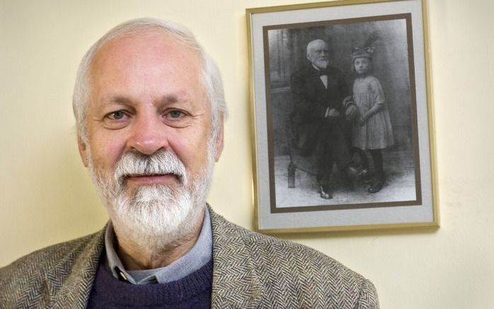 GRONINGEN – Drie generaties Bremmer. Prof. Jan Bremmer voor een foto met grootvader ds. Lucas Lindeboom (1845-1933), hoogleraar in Kampen, en diens dochter, de moeder van prof. Bremmer. Foto Christiaan Zielman