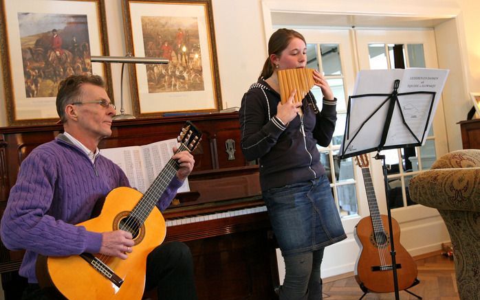 WOUDENBERG – Gert Mannee geeft les aan Mariëlle Frens uit Woudenberg. De Leusdense fluitleraar benadrukt de positieve uitwerking van muziek maken. „Ik laat mijn leerlingen één keer per jaar optreden op een voorspeelavond. Dan leren ze hun angst om iets in