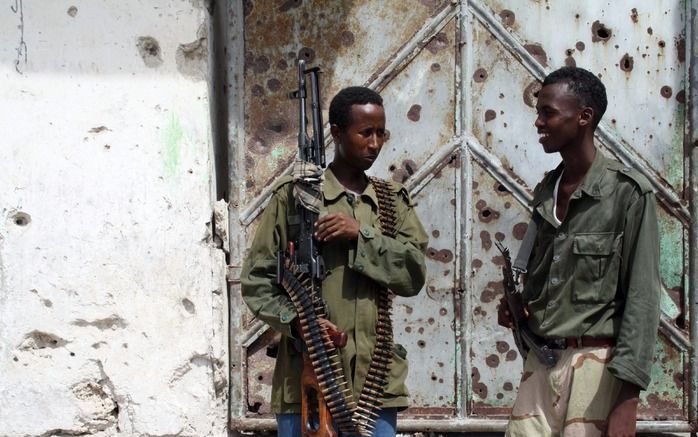 Kogelgaten in een deur in Mogadishu. Foto EPA.