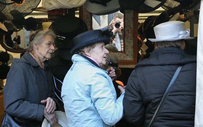 ECHTELD – Drie dames passen hoedjes bij een stand op de Duikenburgse Dagen. De winterse editie van de beurs ging gisteren van start op het terrein van De Oude Duikenburg in Echteld. Foto RD, Anton Dommerholt