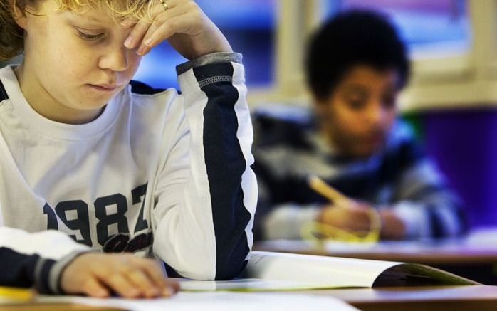 Leerlingen van de christelijke basisschool Overschie Locatie De Regenboog in Rotterdam buigen zich over de Citotoets. Foto ANP