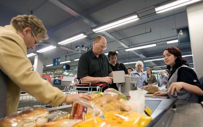 Veel supermarkten vervangen 18-jarige medewerkers door goedkopere krachten van 15 of 16. Foto ANP