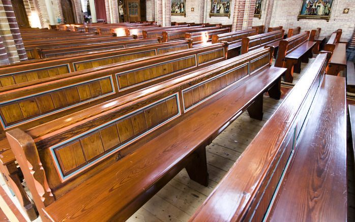 ODBAM - Kerkbanken. Interieur van de rooms-katholieke Sint Victorkerk in Obdam. Foto ANP